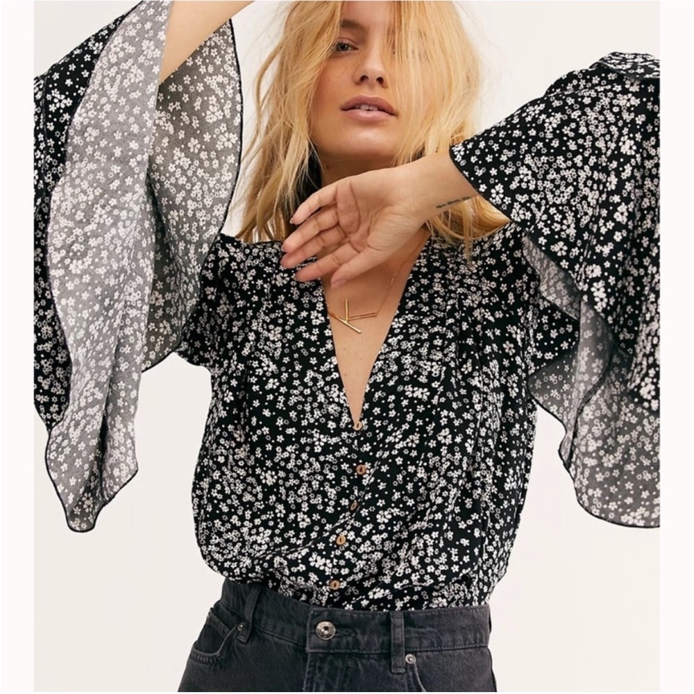 Free people Ditsy Floral V Neck Long Bell
Ruffle Sleeve Bodysuit Black Small